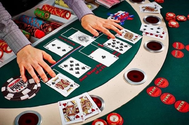 Bàn chơi Poker sử dụng nhiều dụng cụ khác nhau